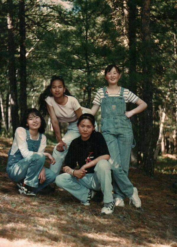 Мөрөвчтэй жийнсээр гангарсан дуучин Э.Ганболорын багын төрх